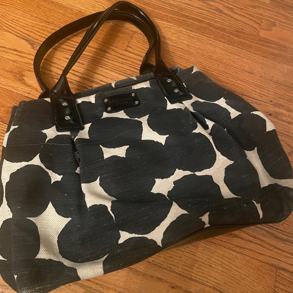 Chic Black and White Kate Spade Patterned Shoulder Bag